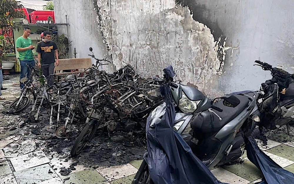发生火灾后，逾十辆摩托车被烧毁。图：明平