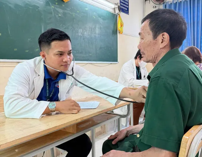 115人民医院的医生正在为市民进行体检。