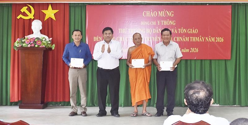 民族和宗教部工作代表团向芹苴市高棉族同胞致以新年祝福。图：石碧