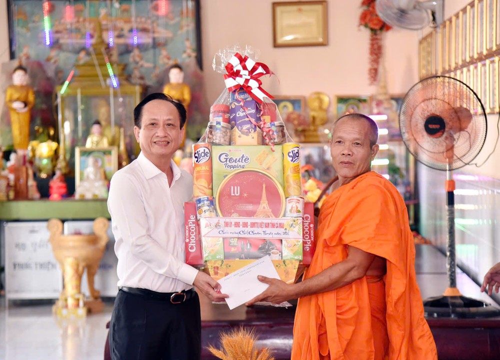 金瓯省委副书记、省人民议会主席范文晓走访慰问高棉族同胞并致以新年祝福。图：越通社