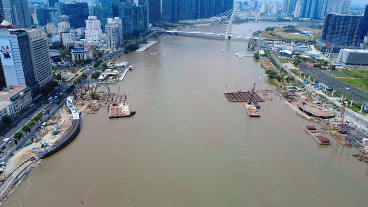 西贡河步行桥项目连接市中心（西贡坊）与守添都市区（安庆坊），目前正逐步完成各项重要部分。