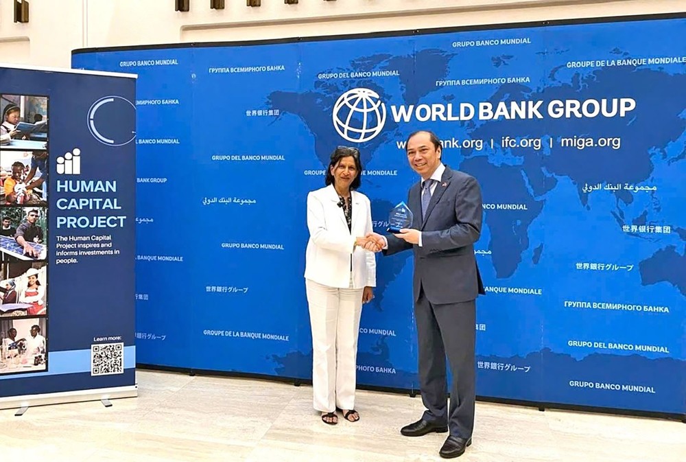 越南驻美国大使阮国勇代表越南接受了在同等收入水平国家组中人力资本扩展指数表现最佳国家的称号。