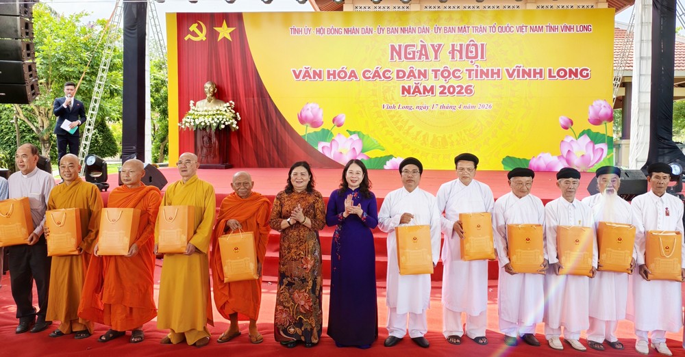 越南国家副主席武氏映春向当地宗教组织及少数民族威望人士赠送慰问品。