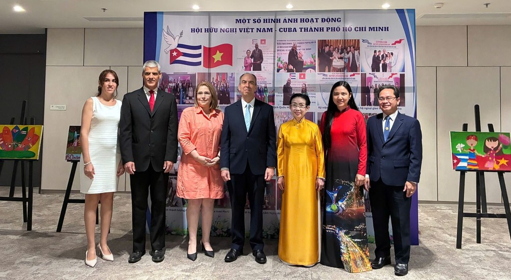 代表们在仪式上合影留念。图：瑞武