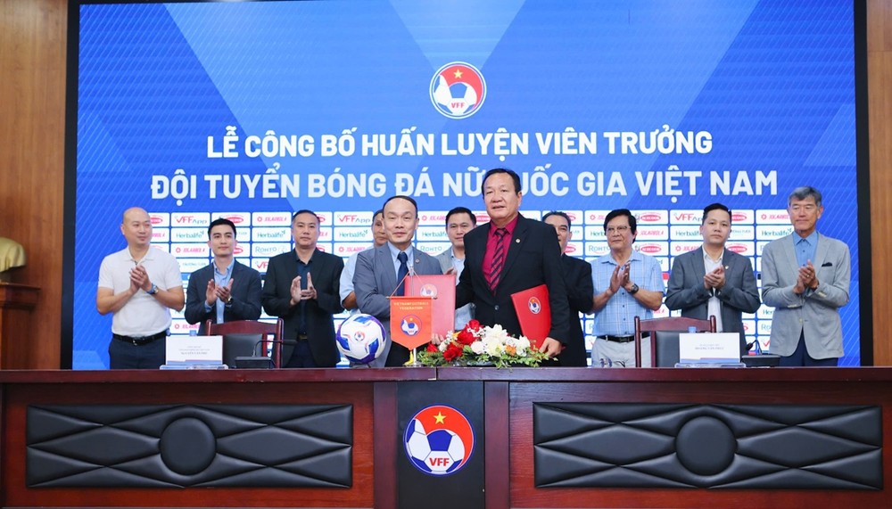 越南足协代表与黄文福教练签署合同。 图：明决