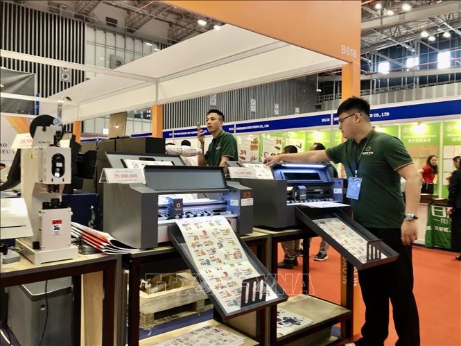 第23届越南国际印刷及包装工业展上展示的多款自动化机械设备。