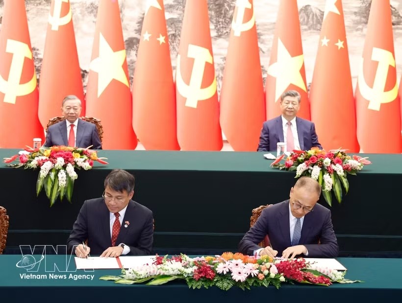 越南共产党中央总书记、国家主席苏林与中共中央总书记、国家主席习近平共同见证两国系列合作文件的签署。图：越通社