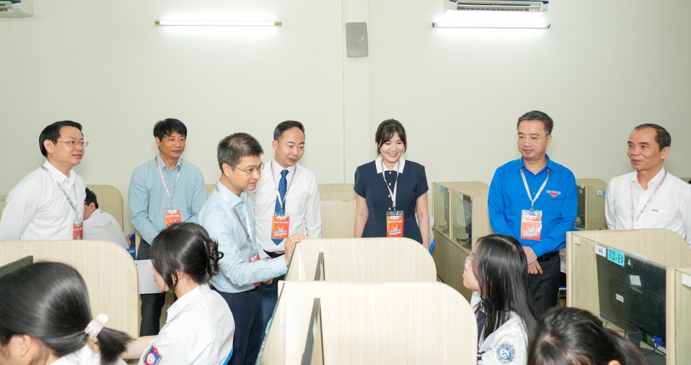 组委会代表在考前慰问并鼓励参赛选手。