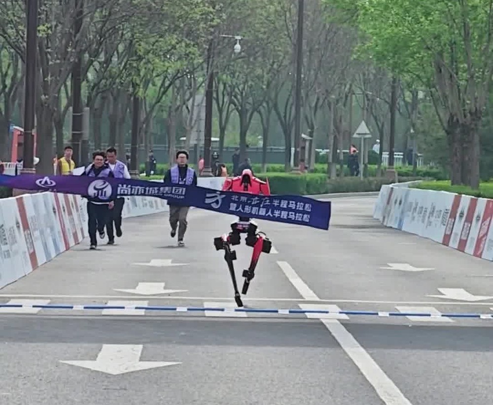 “闪电”机器人以50分26秒的净时成绩夺得冠军。