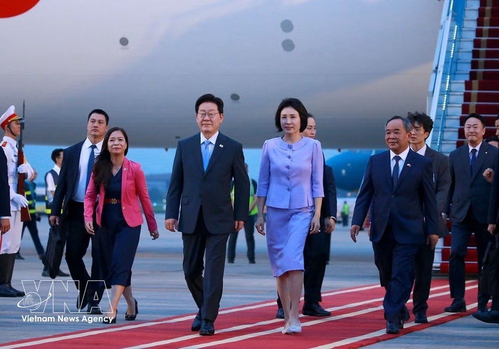 2026年4月21日晚，韩国总统李在明与夫人抵达河内。图：越通社