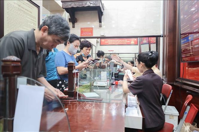 民众在保信明珠进行黄金交易。图：越通社