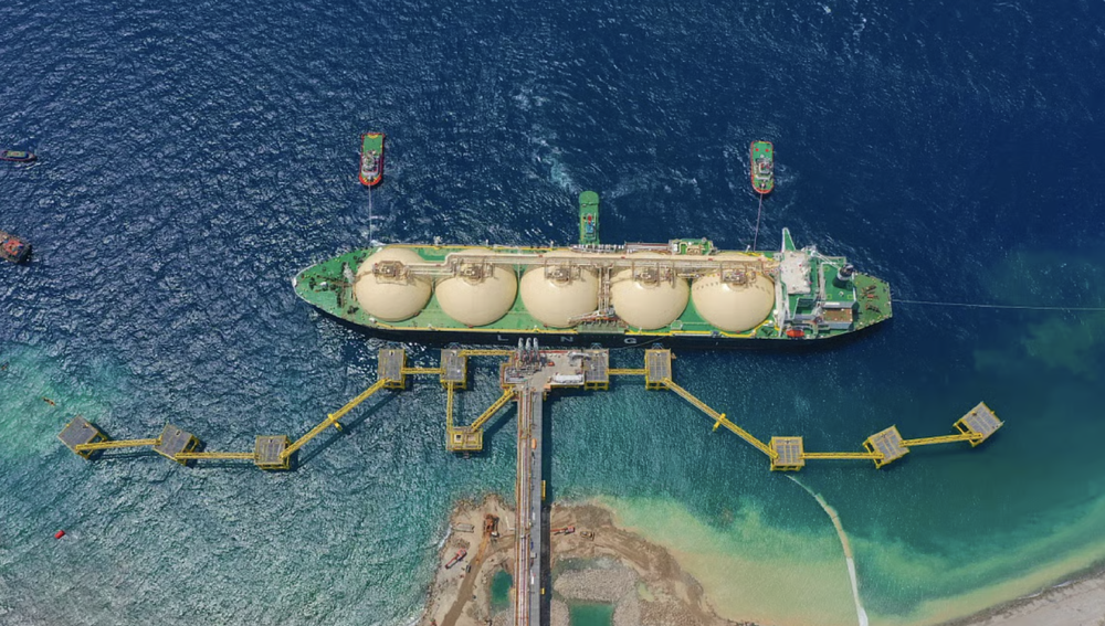 一艘 LNG 运输船正在靠泊。图：AG&P LNG