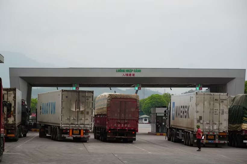 通过老街国际口岸入境越南的车辆。图：越通社