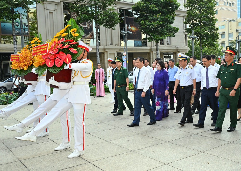 代表团向胡志明主席献花。图：越勇