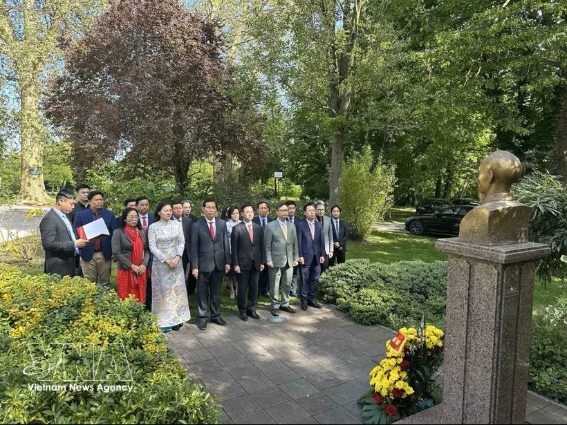 越南外交部代表团向设在法国巴黎郊区蒙特勒公园的胡志明主席雕像敬献鲜花。图：越通社