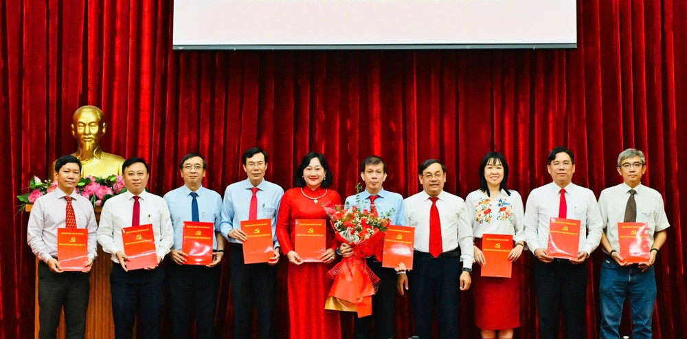 胡志明市各党机关党委组织处主任阮高礼颁发关于批准 2025-2030 年任期《西贡解放报》党委执委会选举结果的决定。图：越勇