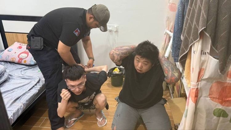 2026年4月6日，柬埔寨警方在金边抓获网络诈骗嫌疑人。图：高棉时报