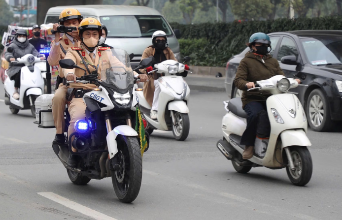 河内市交警力量正在执行任务。