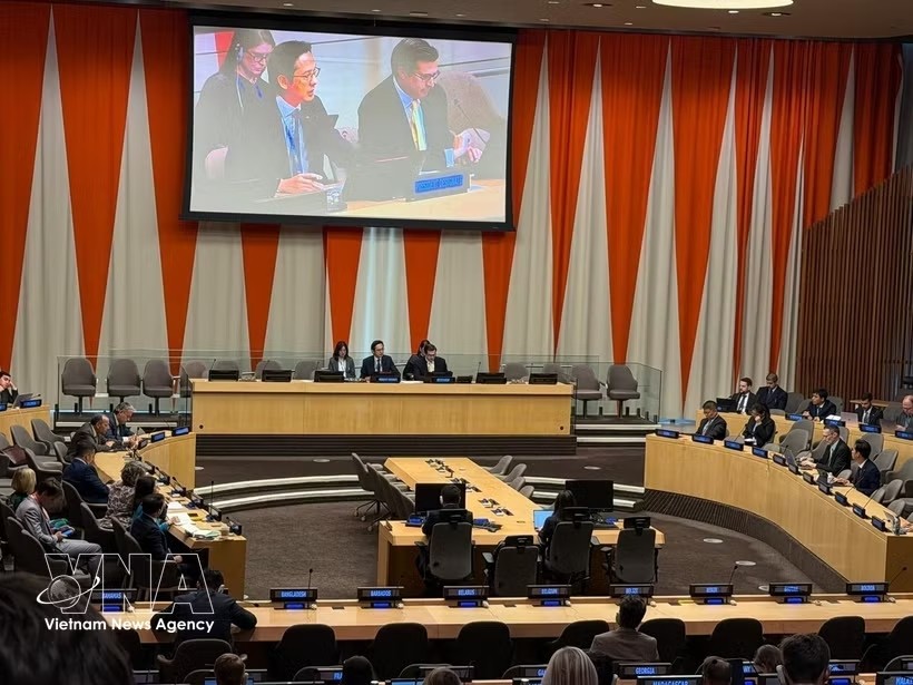 2025年10月7日，越南常驻联合国代表团团长杜雄越大使在会议上致辞。图：越通社