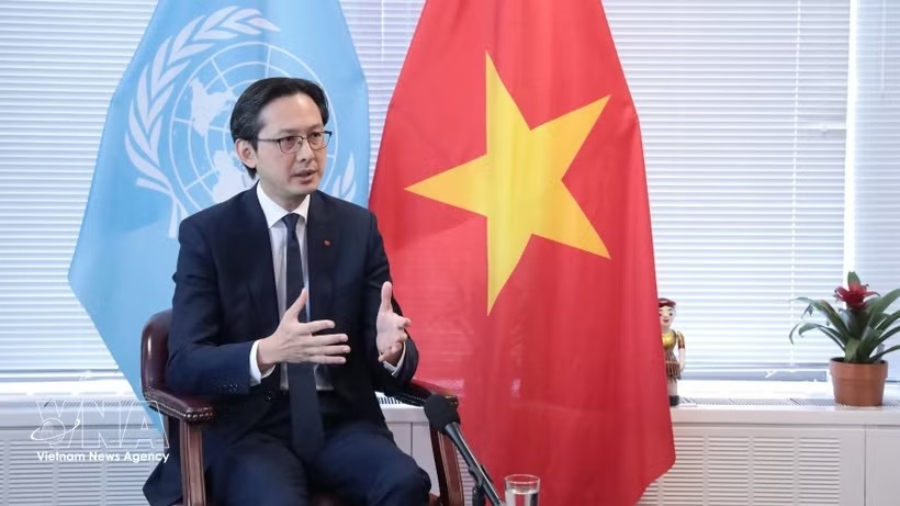 越南常驻联合国代表团团长、大会候任主席杜雄越大使向国际媒体记者介绍本次大会相关信息。图：越通社