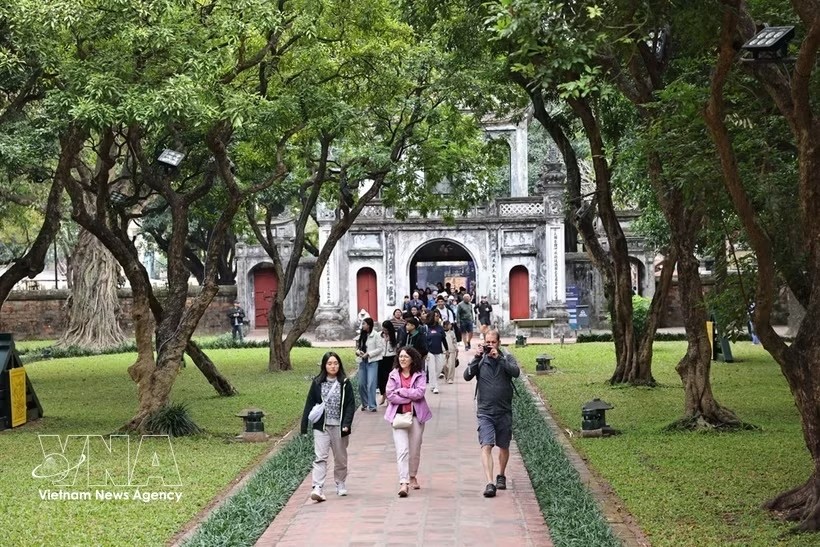 参观文庙-国子监的游客。图：越通社