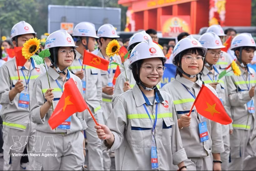 劳动者游行庆祝“五‧一”国际劳动节140周年。图：越通社