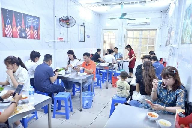 河内“奥巴马烤肉米线店” 经过多年依然客似云来。图：廷辉