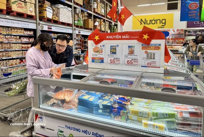 胡志明市的MM Mega Market超市在节假日期间通过打折促销活动吸引消费者。图：越通社