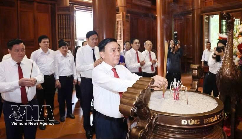 党中央书记处常务书记陈锦秀在乂安省进香缅怀胡志明主席。图：越通社