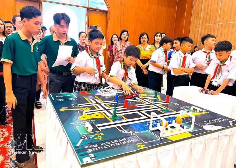 芹苴市小学生参加全程用英语进行机器人编程比赛。