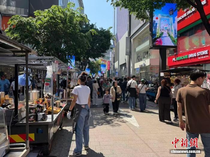 5月1日，韩国首尔明洞街头聚集大量游客。图：金旭