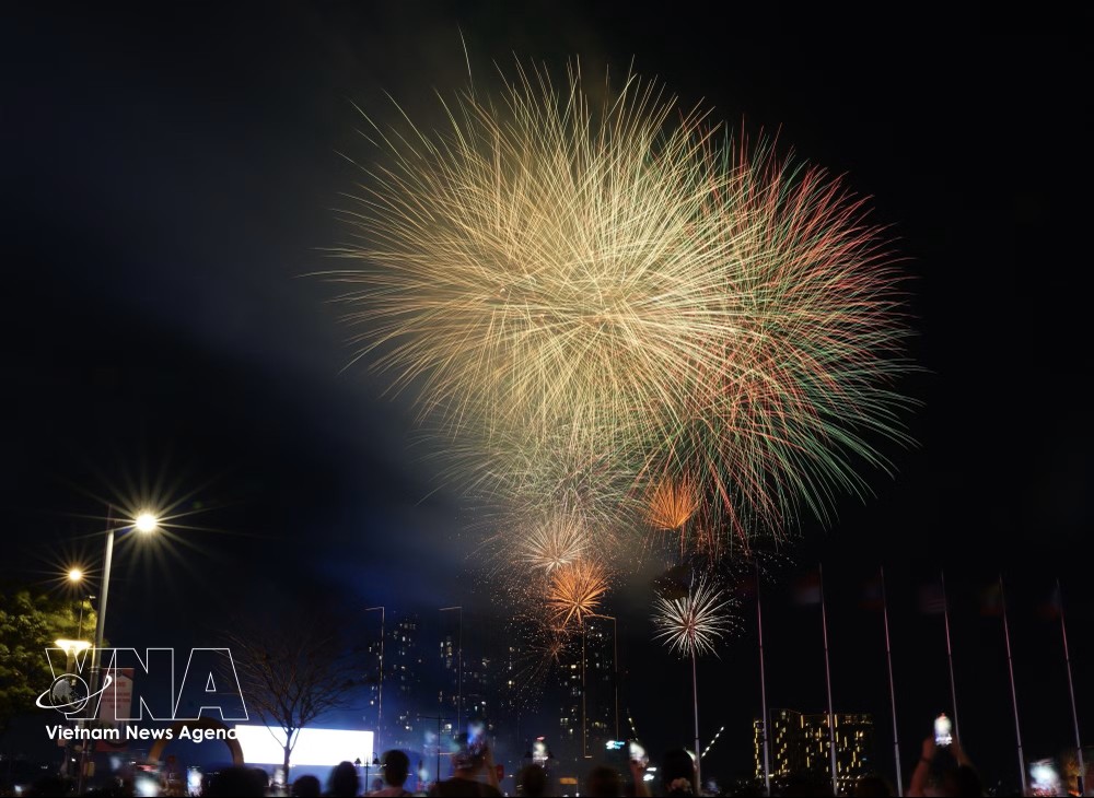 胡志明市五彩烟花盛放，庆祝南方解放、祖国统一51周年纪念。图：越通社
