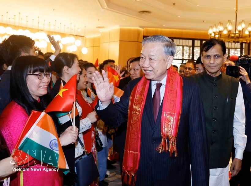 越南驻印度大使馆干部、工作人员热烈迎接越南共产党中央总书记、国家主席苏林。