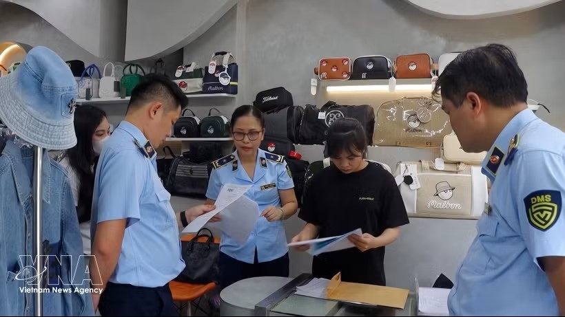 着力打击走私与假冒伪劣商品，绝无“空白地带”，也绝无例外。图：越通社