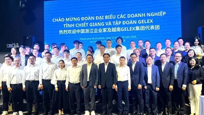 胡志明市人委会常务副主席阮禄河与中国浙江省企业代表团合影。