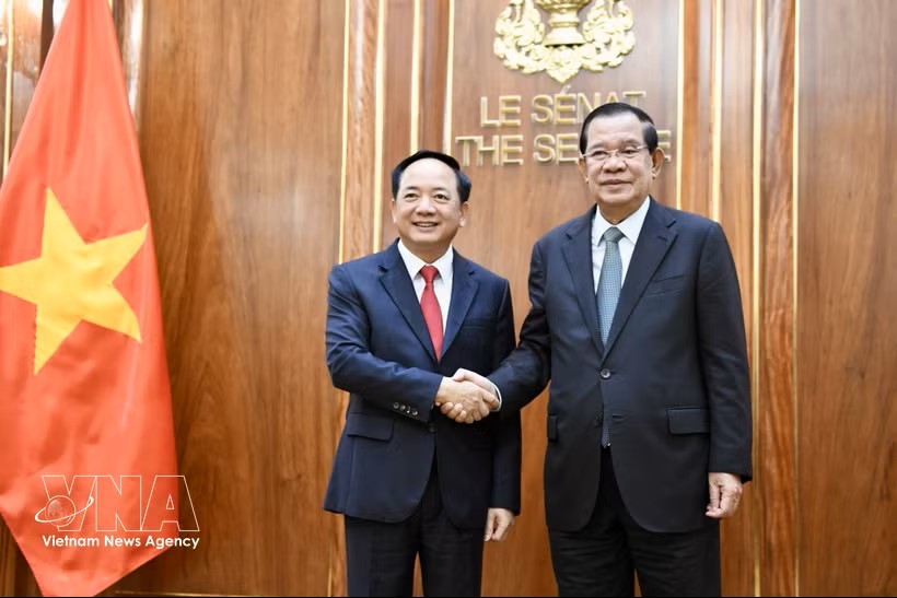 越南共产党中央政治局委员、中央书记处书记、中央宣教与民运部长郑文决会见柬埔寨代理国家元首、参议院主席、柬埔寨人民党主席洪森。图：越通社