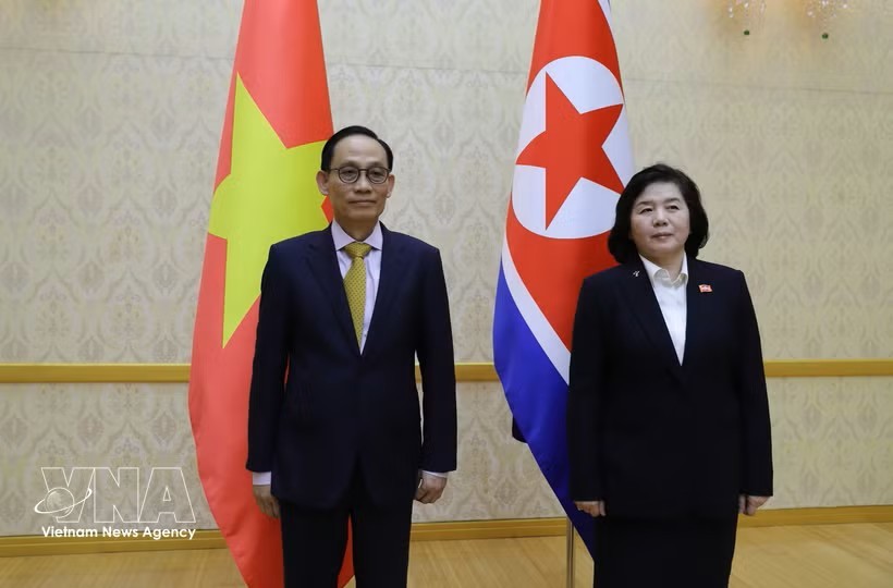 越南共产党中央总书记、国家主席苏林特使，党中央政治局委员、外交部部长黎怀忠同朝鲜劳动党中央委员会政治局委员、朝鲜国务委员会委员、朝鲜外务相崔善姬举行会谈。图：越通社