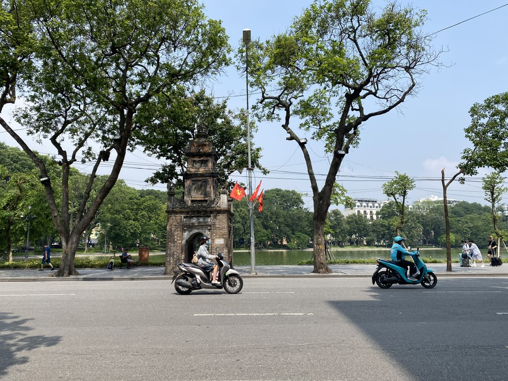 河内气温逐渐升高，从清晨起便感到闷热。气象机关预警，14日是全国范围内的热浪巅峰。图：福厚