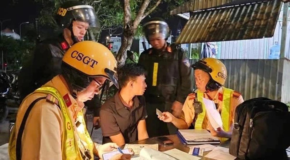 警察力量对司机进行毒品检测。图：胡志明市公安厅