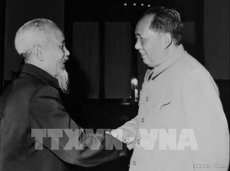 胡志明主席在1960年11月2至4日访华期间，于11月2日在北京与毛泽东主席举行会谈。图：越通社