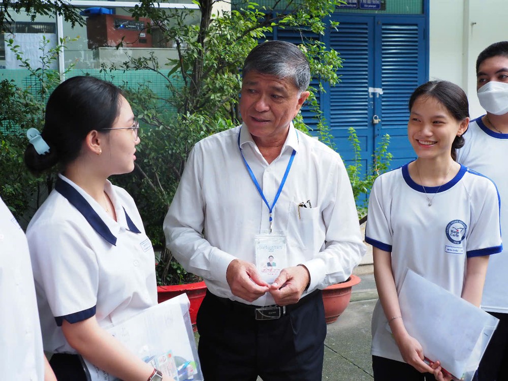 胡志明市教育与培训厅厅长阮文孝在2025年高中毕业考试中为考生加油鼓劲。