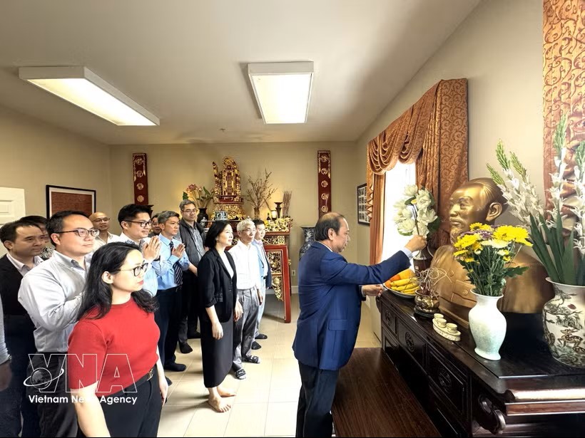 越南驻美国大使馆在华盛顿“越南之家”隆重举行上香仪式，深切缅怀胡志明主席的丰功伟绩。图：越通社