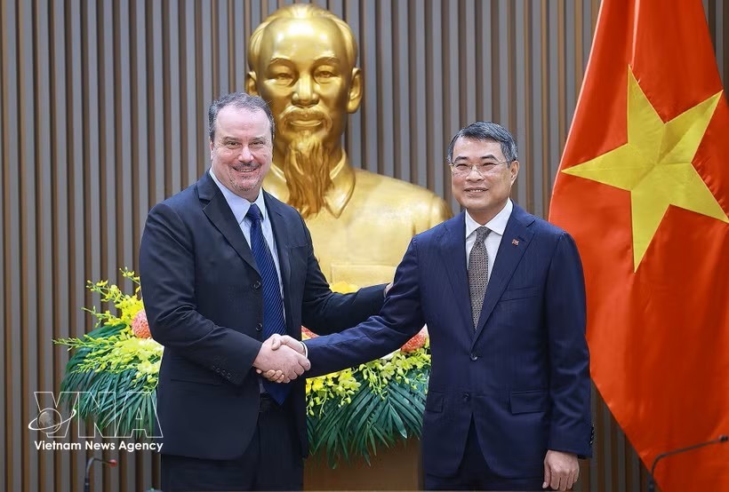 越南政府总理黎明兴与美国副贸易代表斯威策。