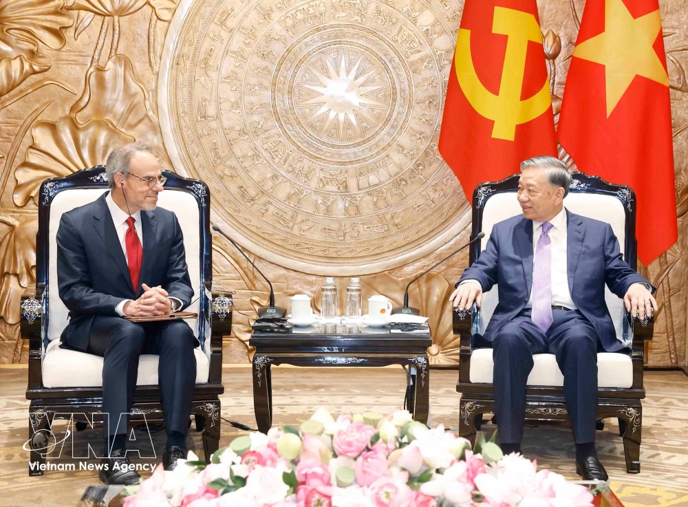 越南共产党中央总书记、国家主席苏林会见亚马逊首席全球事务与法务官戴维-扎波尔斯基。图：越通社