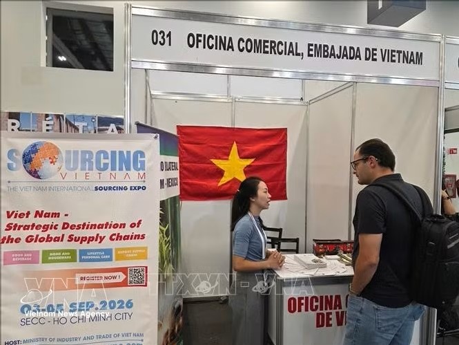 国际企业在越南展位参观了解。图：越通社