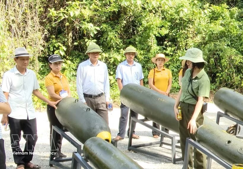 游客参观“传奇长山小道-指挥洞” 生态旅游区各种炸弹外壳展区。图：越通社