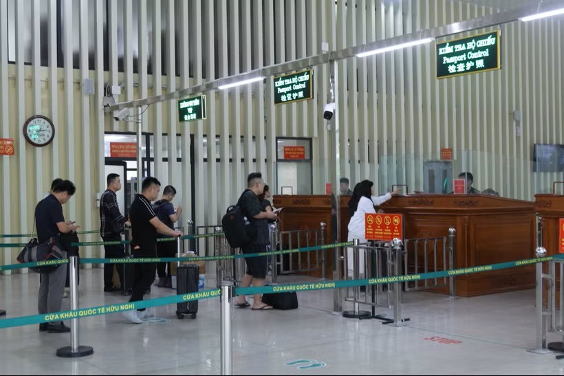 入境越南的乘客在友谊国际口岸接受有序分流，以缓解通关拥堵现象。图：光维