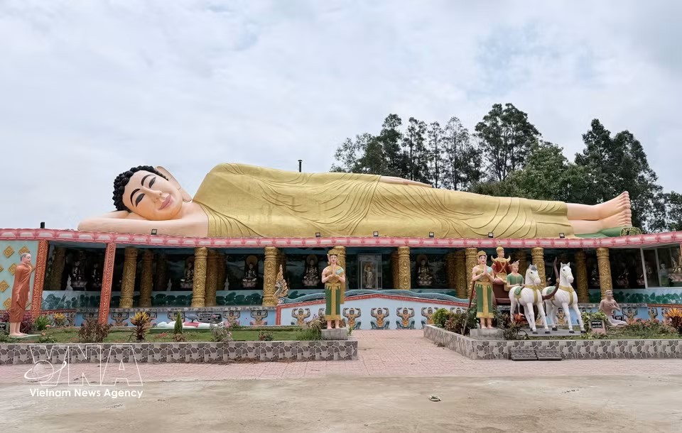 01-quan-the-tuong-phat-quy-mo-lon-o-ngoi-chua-khmer-an-giang-8747999.jpg
