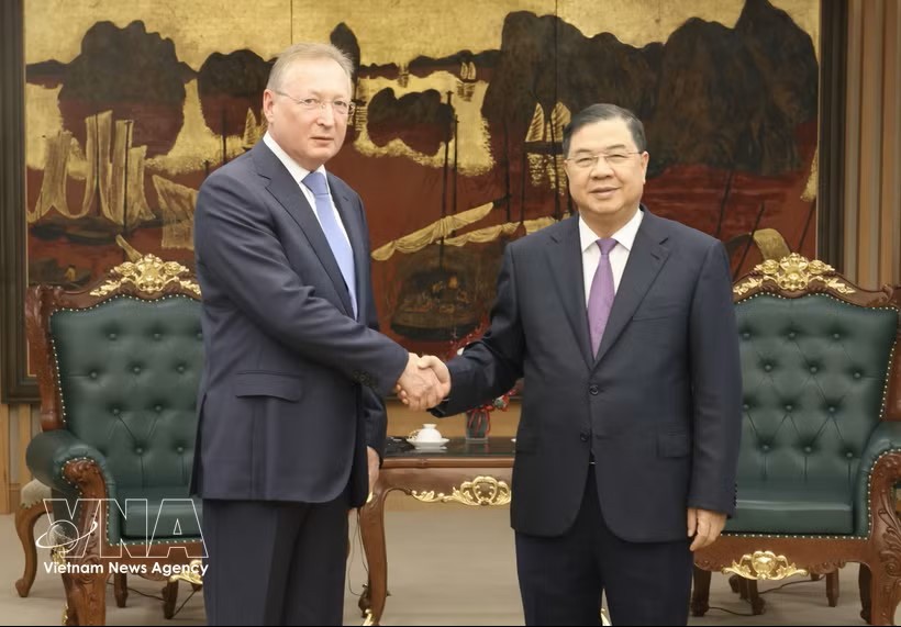 越南共产党中央政治局委员、政府常务副总理范嘉足会见了俄罗斯海外石油公司总经理谢尔盖·库德里亚绍夫。图：越通社