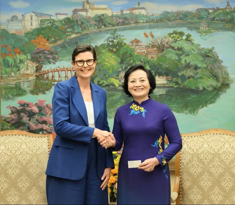 越南政府副总理范氏清茶与世界卫生组织驻越南首席代表安吉拉·普拉特。图：政府报